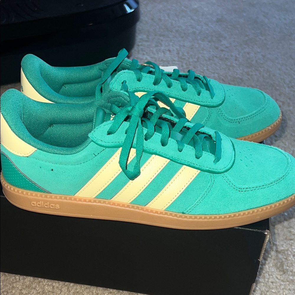Adidas Emerald Sneakers with yellow Stripes - Picture 3 of 3